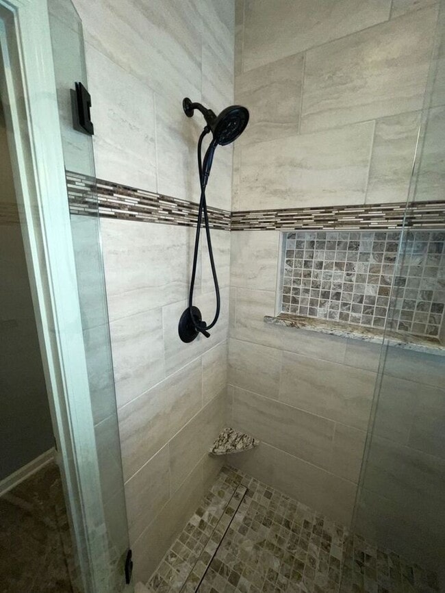Building Photo - 5 Bedroom, 3 Bathroom California Split Sty...