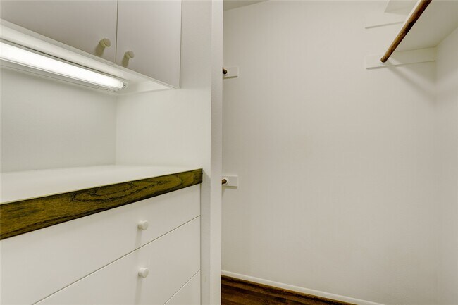 Building Photo - 2629 Wroxton Rd