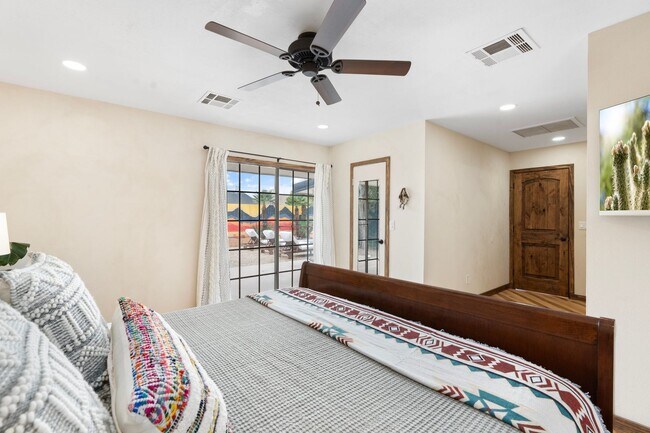 Building Photo - 9 E Del Rio Dr