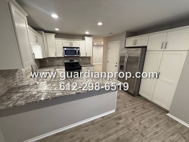 Building Photo - End Unit Townhouse on Secluded Drive Available Now, Updated Kitchen & Baths, Large Primary Suite