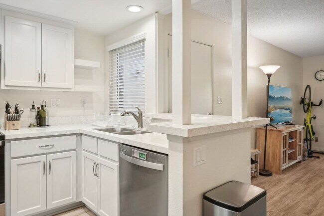 Building Photo - Upstairs Bright 2 bedroom Condo