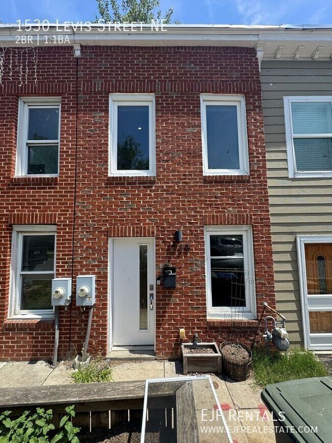 Building Photo - 1530 Levis St NE
