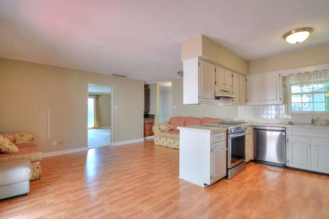 Building Photo - 3 bedroom / 2 bath ranch!