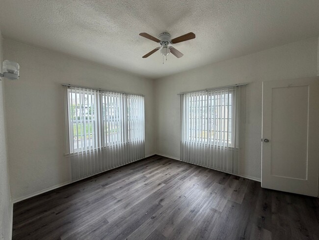 Building Photo - Mid-City 2 Bedroom 1 Bath Gem