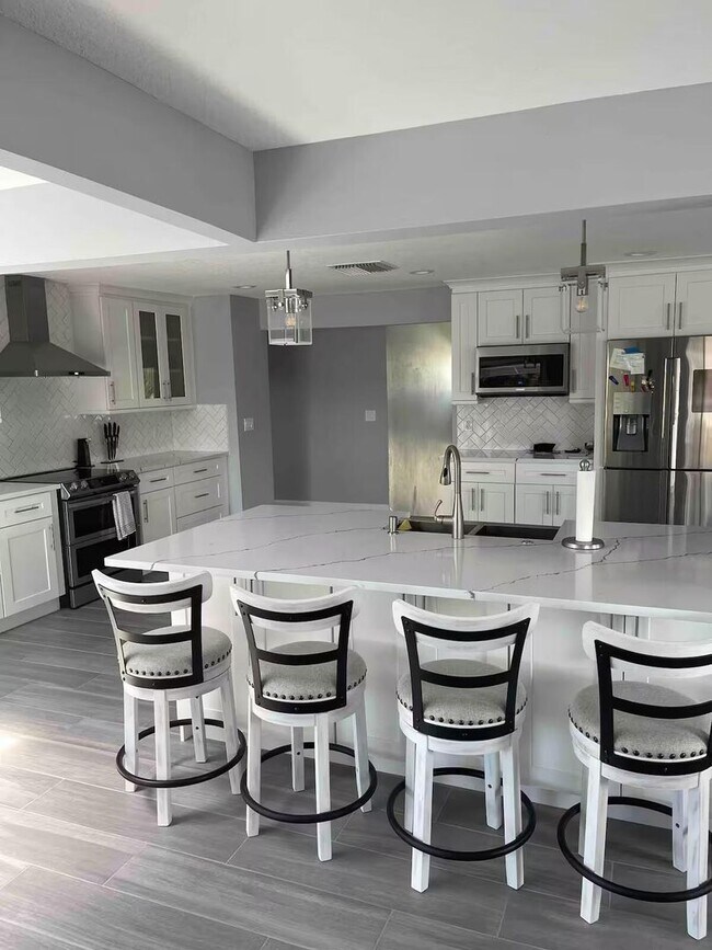 Building Photo - 4 Bed/2 Bath Waterfront Paradise with Pool, Dock & Gulf Access in Baileys Bluff