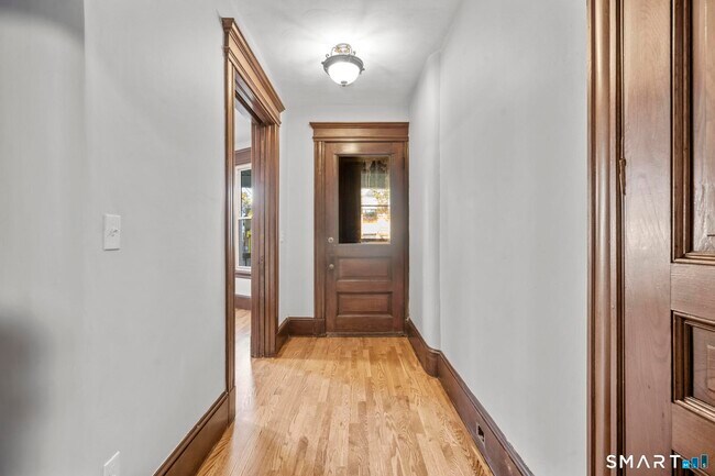 Building Photo - 548 Ferry St