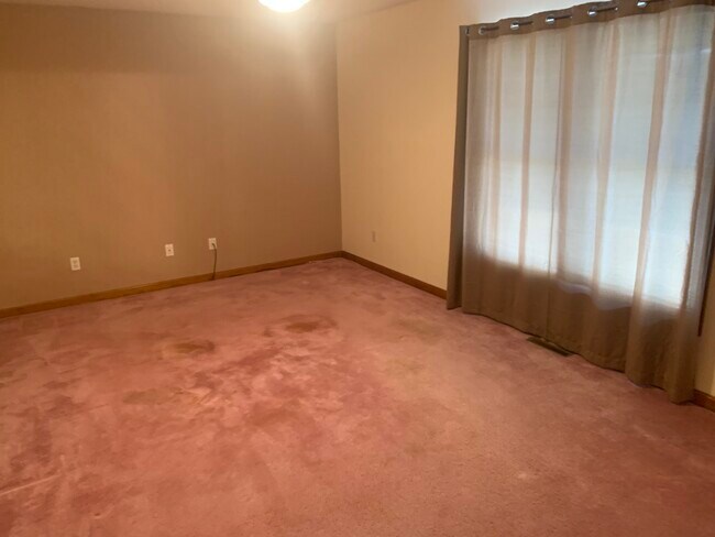 Building Photo - 142 Trillium Dr