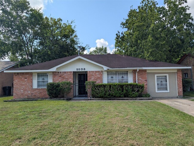 Primary Photo - 5203 Heathercrest Dr
