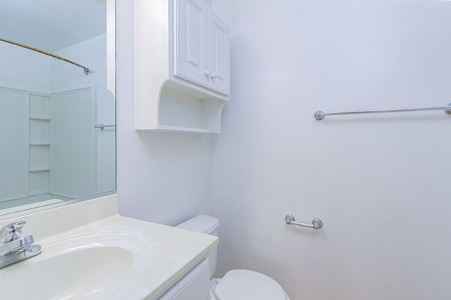 Building Photo - Cozy Greensboro 2 Bedroom 2 Bathroom Condo