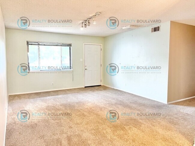 Building Photo - Cozy 3-Bedroom Home with Fenced Yard and G...
