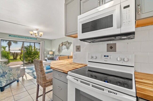 Building Photo - 8743 Thomas Dr