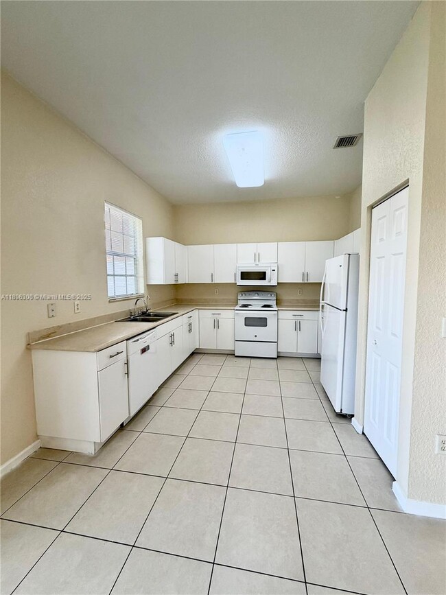 Building Photo - 12463 SW 44th Ct
