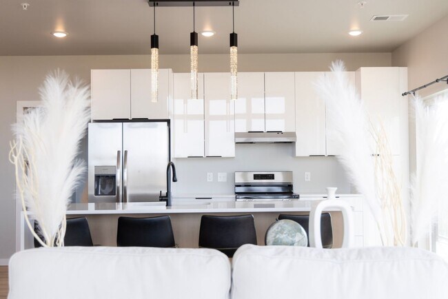 Building Photo - Renting Now for April 2025! Spacious 1 Bed...