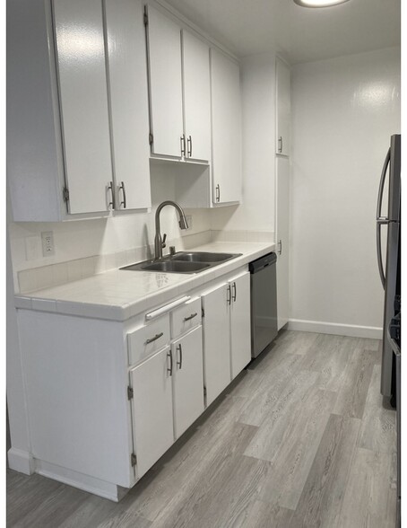 Subway tile, dishwasher - 1236 Amherst Ave