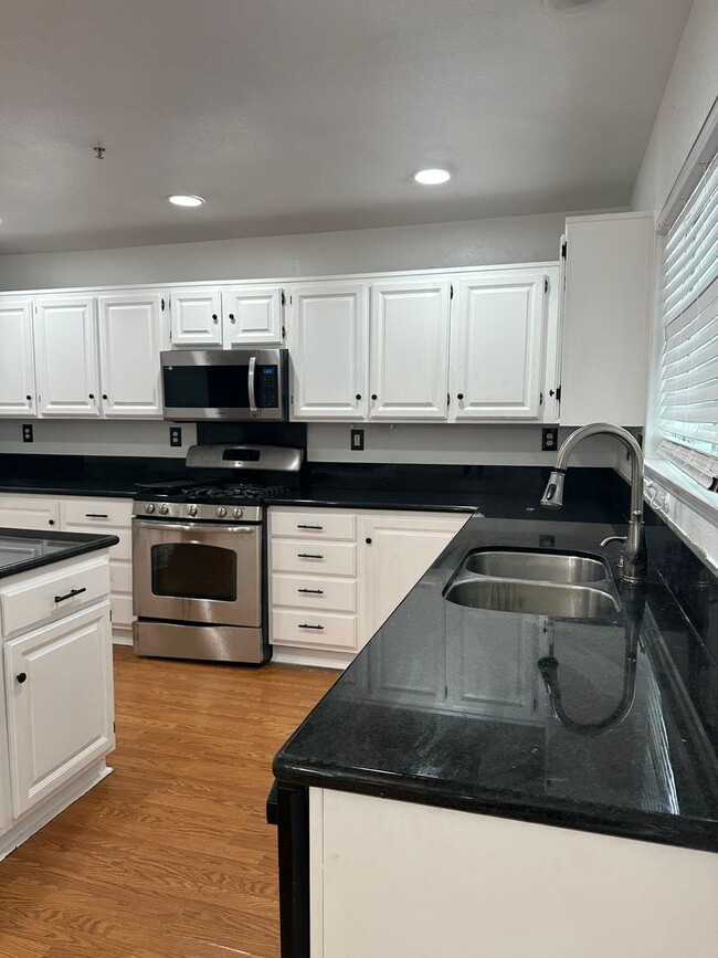 Building Photo - Stunning 3 Bed 3 Bath Duplex in Placentia with Open Floor Plan and Vaulted Ceilings.