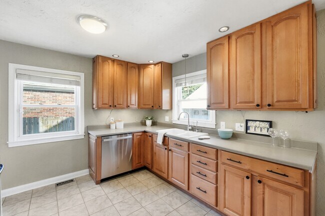 Building Photo - 908 Shroyer Rd