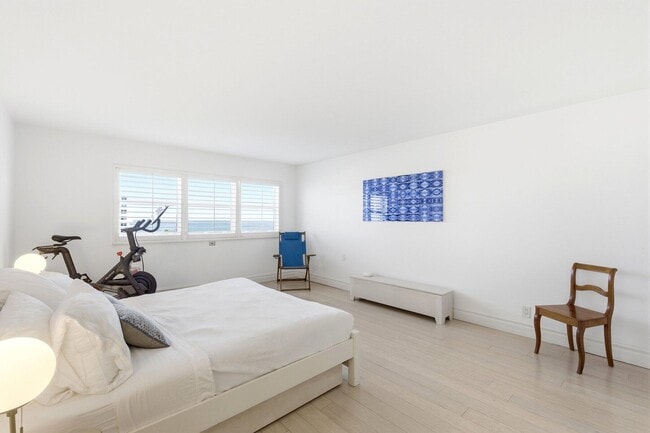 Building Photo - 4605 S Ocean Blvd