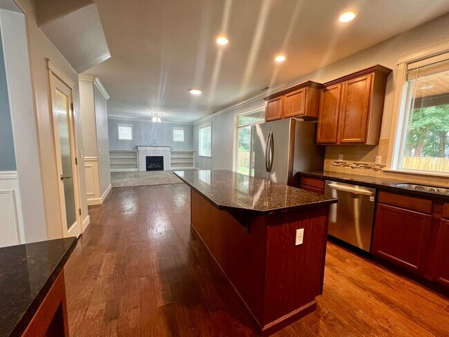 Building Photo - Beautiful 5 Bedroom Home