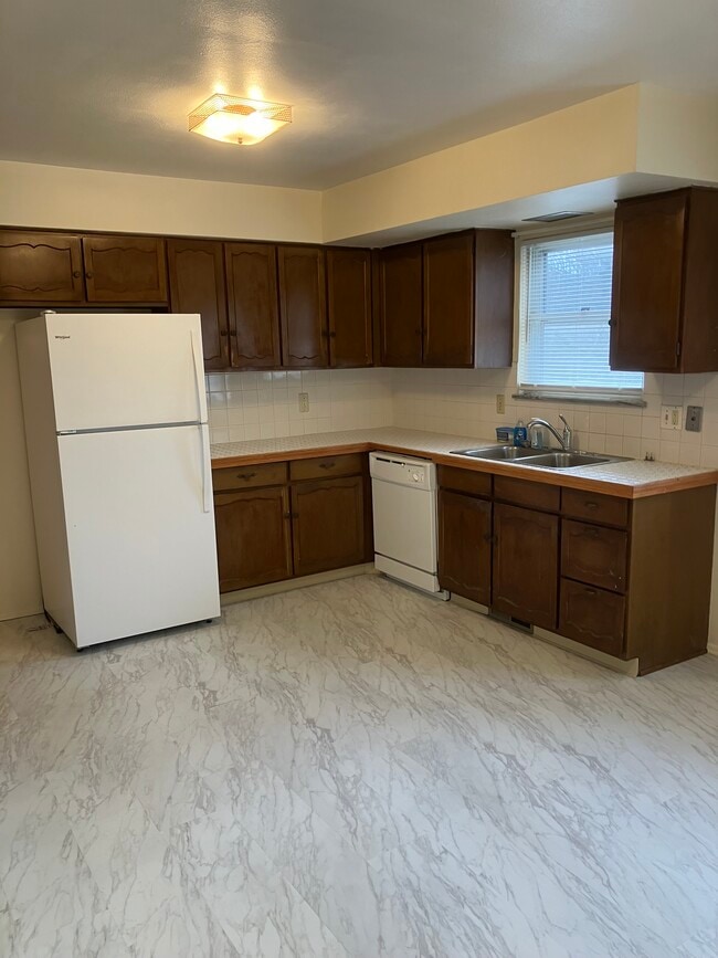 Building Photo - 1824 Cromwell Dr