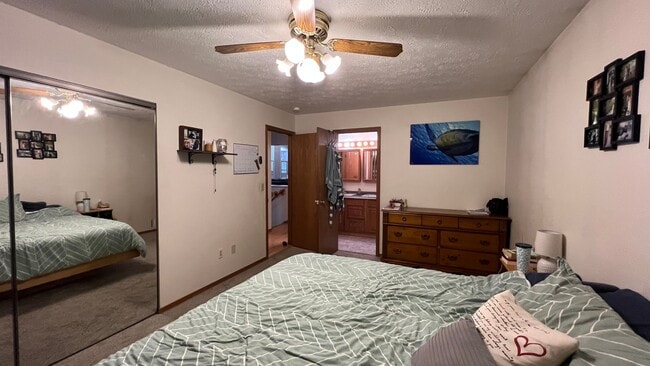 Building Photo - Single Family House off Turpin! 3 Bed/2 Ba...