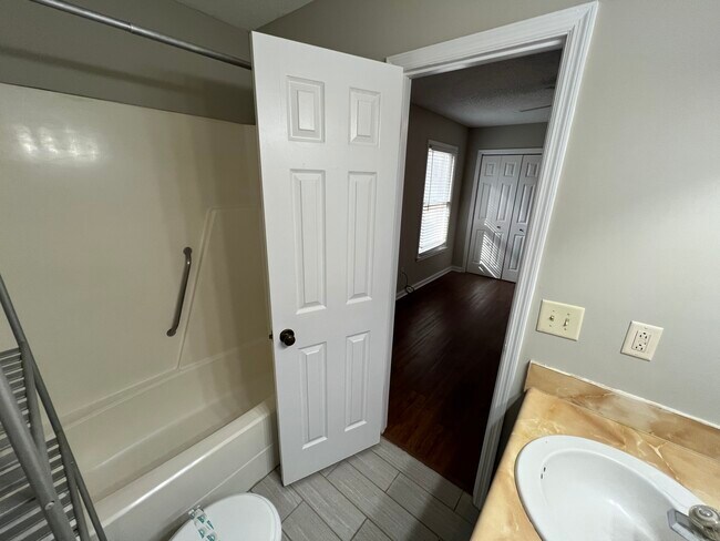 Building Photo - 31 Somerset Townhouse