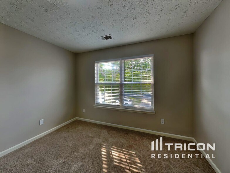 Building Photo - 2726 Storybook Ct