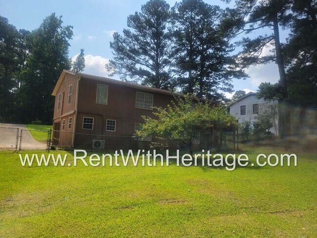 Building Photo - GREAT HOME / 3 BEDROOMS AND BONUS ROOM / GREAT LOCATION /  PRIVATE FENCED YARD