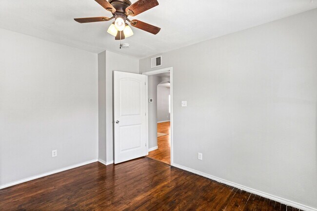 Building Photo - 1336 W Ridgewood Ct