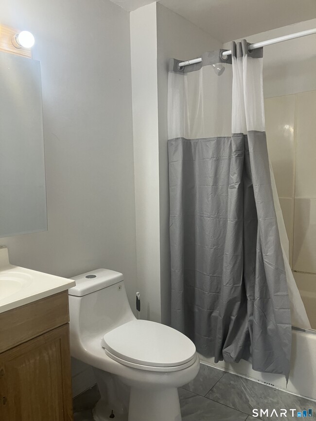 Building Photo - 473 Howard Ave