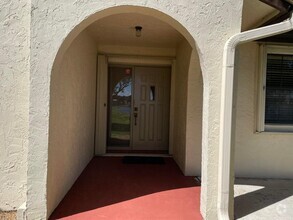 Building Photo - 420 Ashwood Pl