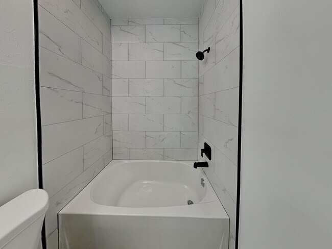 Building Photo - 475 Linden Ave S