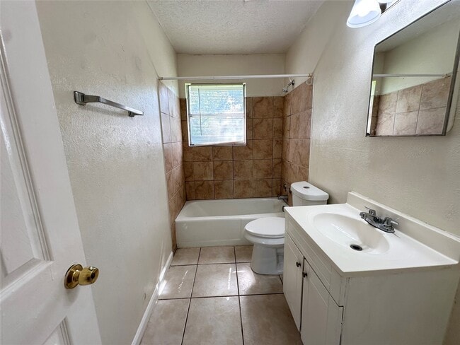 Building Photo - 2514 Avenue B
