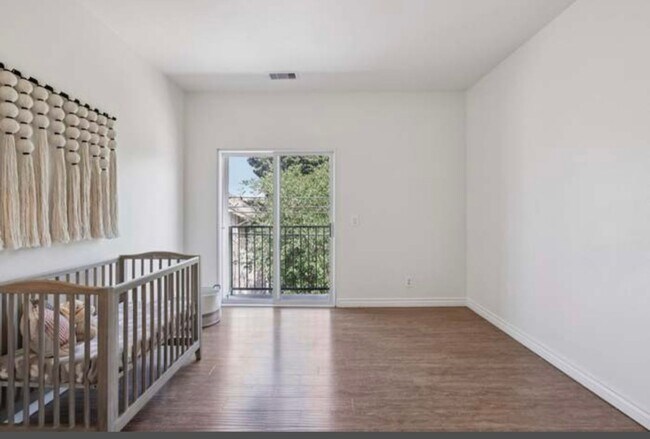 Building Photo - BEAUTIFUL 4 BED 3 BATH UNIT!!!!!