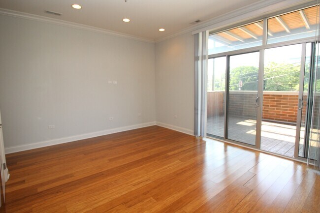 Building Photo - 1609 W Warren Blvd