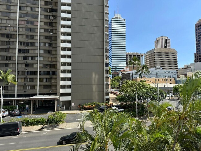 Building Photo - Furnished, Pet Friendly - Honolulu Park Pl...