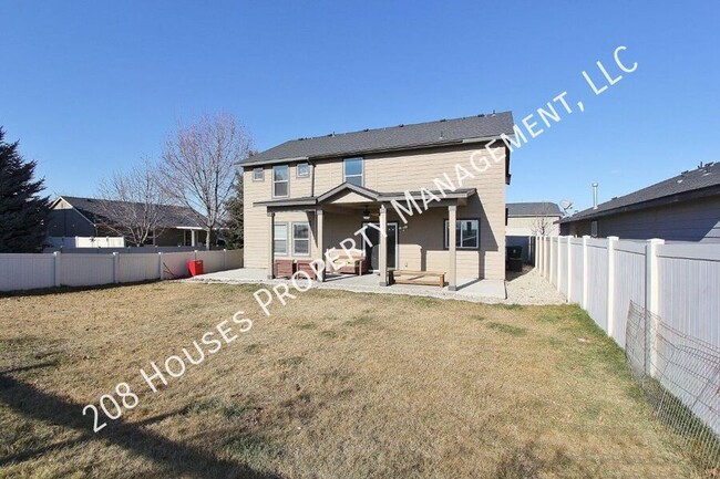 Building Photo - Spacious Home in Quiet Neighborhood