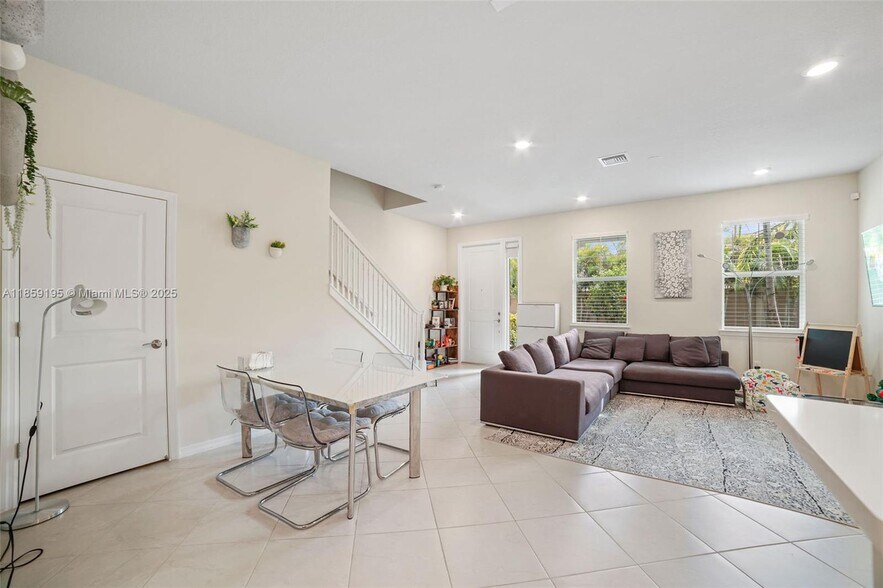 Building Photo - 4154 Greenway Dr