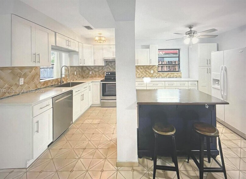 Building Photo - 3813 NE 16th Ter