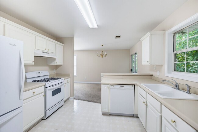 Building Photo - 181 Stoneforest Dr