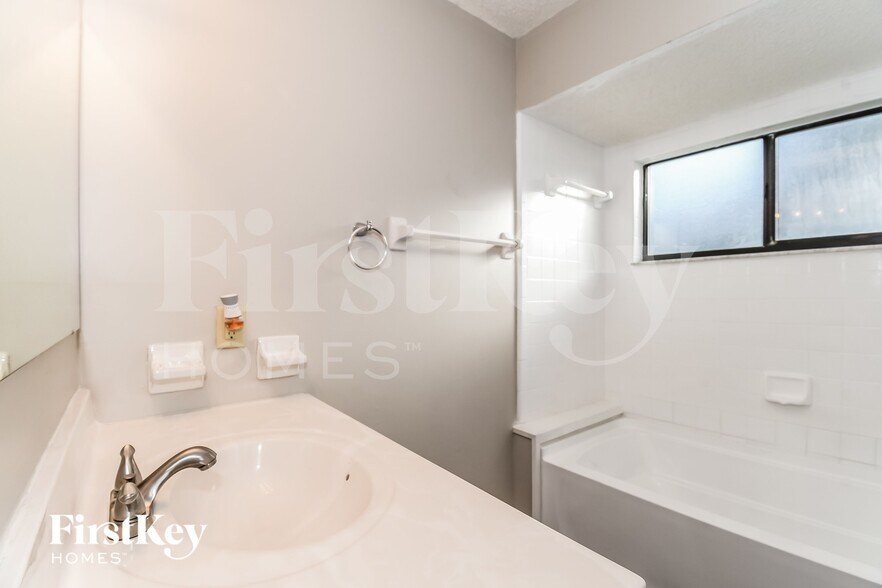 Building Photo - 9586 Villiers Dr S