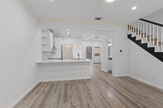 Building Photo - 1307 Kinney Ave