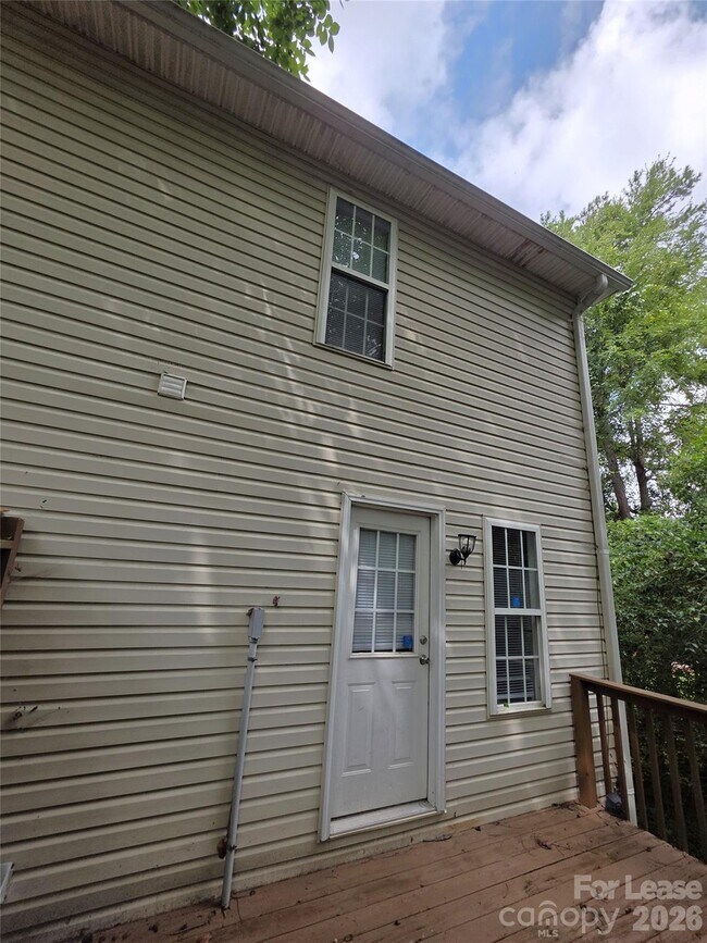 Building Photo - 268 Southcircle Dr NW