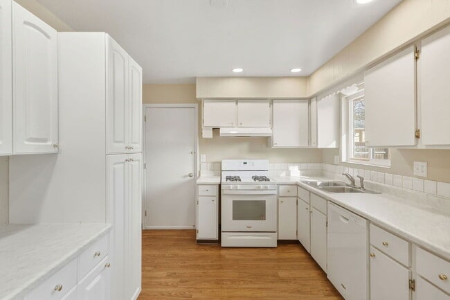 Building Photo - 1549 Sanderson Ave