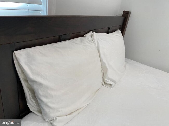 Building Photo - 7416 Rhondda Dr