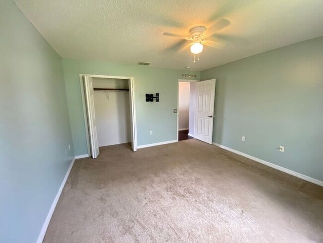 Building Photo - 4/2.5 Clermont Home with fenced yard