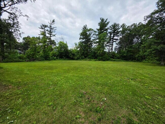 Building Photo - Country Living on 2.5 Acres Just Minutes from Eau Claire – 3 Bedroom Home with Bonus Rooms, Garag...