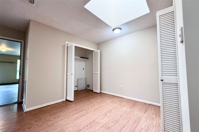 Building Photo - 3511 Palm Grove Dr