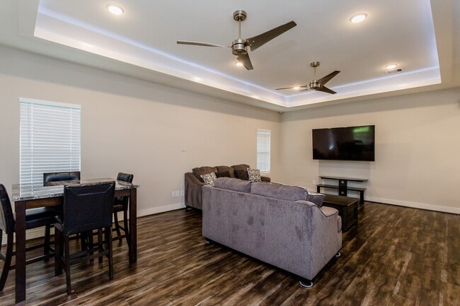 Building Photo - 110 Amundsen St