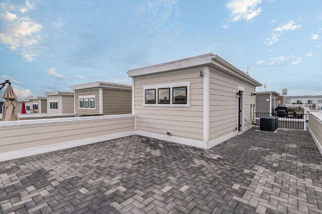 Building Photo - Modern End-Unit Townhome in Rocketts Landing – Prime Richmond Location