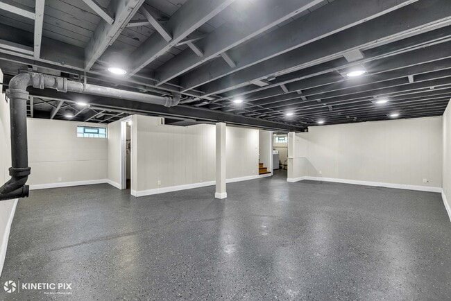 Building Photo - 4938 W Randolph St